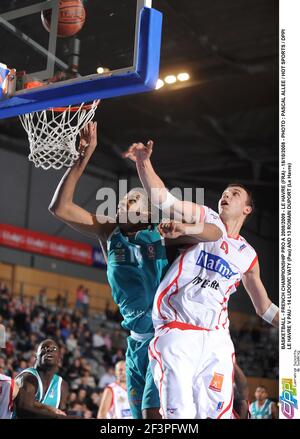 BASKETBALL - CHAMPIONNAT DE FRANCE PRO A 2008/2009 - LE HAVRE (FRA) - 18/10/2008 - PHOTO : PASCAL ALLEE / SPORTS CHAUDS / DPPI LE HAVRE V PAU - 14 LUDOVIC VATY (PAU) ET 13 ROMAIN DUPORT (LE HAVRE) Banque D'Images