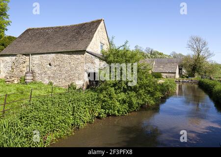 La rivière Windrrush, qui coule le long du hameau de Cotswold, à Lower Harford, Gloucestershire, Royaume-Uni Banque D'Images