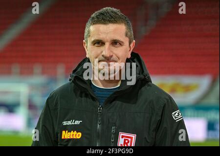 Ratisbonne, Allemagne. 17 mars 2021. Football : 2. Bundesliga, Jahn Regensburg - SpVgg Greuther Fürth, Matchday 25. L'entraîneur Mersad Selimbegovic de Ratisbonne se tient dans le stade avant le match. Crédit : Armin Weigel/dpa - REMARQUE IMPORTANTE : Conformément aux règlements de la DFL Deutsche Fußball Liga et/ou de la DFB Deutscher Fußball-Bund, il est interdit d'utiliser ou d'avoir utilisé des photos prises dans le stade et/ou du match sous forme de séquences et/ou de séries de photos de type vidéo./dpa/Alay Live News Banque D'Images