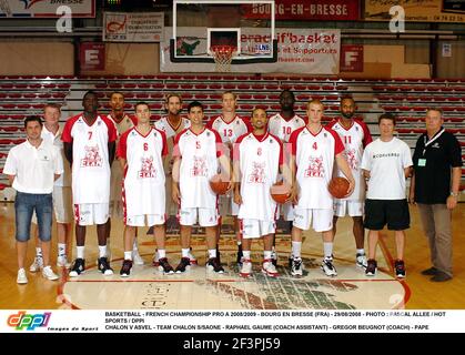 BASKET-BALL - CHAMPIONNAT FRANÇAIS PRO A 2008/2009 - BOURG EN BRESSE (FRA) - 29/08/2008 - PHOTO : PASCAL ALLEE / SPORTS CHAUDS / DPPI CHALON V ASVEL - ÉQUIPE CHALON S/SAONE - RAPHAEL GAUME (ENTRAÎNEUR ADJOINT) - GREGOR BEUGNOT (ENTRAÎNEUR) - PAPE MAGATHE BEYE (7) - MJID NAJI (15) - JONATHAN HOYAUX (6) - BRIAND BODDICKER (12) - PHILIPPE BRAUD (5) - JEROME SCHMITT (13) - ZACH WRIGHT (8) - MOUSSA BADIANE (10) - HUGO HACER (11) - STEPHANE HÉLÉR (4) - - YVES DUVERNOIS (DIRECTEUR SPORTIF) Banque D'Images