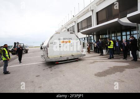 Tunis, Tunisie. 1er janvier 2000. Un contenant contenant des vaccins Cavax vu lors d'une cérémonie marquant l'arrivée de 93,600 doses du vaccin Pfizer/BioNTech à l'aéroport international de Tunis-Carthage. Ce premier lot de vaccins a été acquis dans le cadre du mécanisme multilatéral COVAX, financé en grande partie par l'Union européenne et ses États membres. Crédit : SOPA Images Limited/Alamy Live News Banque D'Images