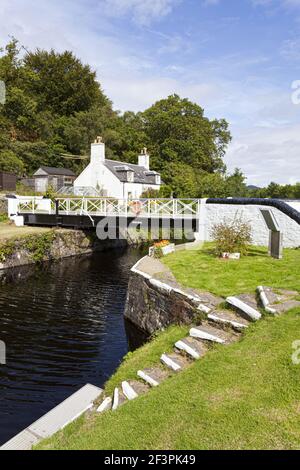 Le Crinan Canal - Pont tournant Crinan & cottage à Crinan, Knapdale, ARGYLL & BUTE, Ecosse UK Banque D'Images