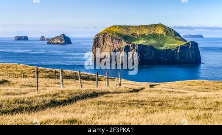 Vue sur l'océan Atlantique depuis Heimaey, et l'île islandaise dans l'archipel de Vestmannaeyjar ; Heimaey, Islande Banque D'Images