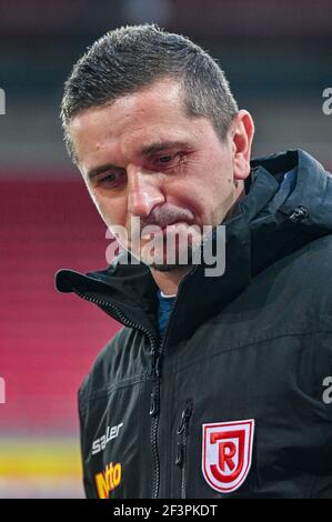 Ratisbonne, Allemagne. 17 mars 2021. Football : 2. Bundesliga, Jahn Regensburg - SpVgg Greuther Fürth, Matchday 25. L'entraîneur Mersad Selimbegovic de Ratisbonne se tient dans le stade avant le match. Crédit : Armin Weigel/dpa - REMARQUE IMPORTANTE : Conformément aux règlements de la DFL Deutsche Fußball Liga et/ou de la DFB Deutscher Fußball-Bund, il est interdit d'utiliser ou d'avoir utilisé des photos prises dans le stade et/ou du match sous forme de séquences et/ou de séries de photos de type vidéo./dpa/Alay Live News Banque D'Images