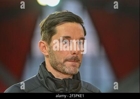 Ratisbonne, Allemagne. 17 mars 2021. Football : 2. Bundesliga, Jahn Regensburg - SpVgg Greuther Fürth, Matchday 25. L'entraîneur Stefan Leitl de Fürth se trouve dans le stade avant le match. Crédit : Armin Weigel/dpa - REMARQUE IMPORTANTE : Conformément aux règlements de la DFL Deutsche Fußball Liga et/ou de la DFB Deutscher Fußball-Bund, il est interdit d'utiliser ou d'avoir utilisé des photos prises dans le stade et/ou du match sous forme de séquences et/ou de séries de photos de type vidéo./dpa/Alay Live News Banque D'Images