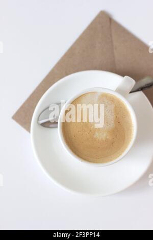 Café aromatique sur le bureau. Composition minimale de l'espace de travail. Banque D'Images