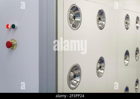 Nettoyer la douche à air de la chambre pour éliminer les particules de dépôt avant d'entrer dans la chambre propre. Banque D'Images