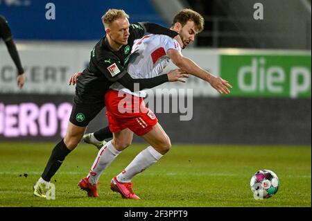 Ratisbonne, Allemagne. 17 mars 2021. Football : 2. Bundesliga, Jahn Regensburg - SpVgg Greuther Fürth, Matchday 25. Havard Nielsen de Fürth (l) et Benedikt Gimber de Regensburg se battent pour le ballon. Crédit : Armin Weigel/dpa - REMARQUE IMPORTANTE : Conformément aux règlements de la DFL Deutsche Fußball Liga et/ou de la DFB Deutscher Fußball-Bund, il est interdit d'utiliser ou d'avoir utilisé des photos prises dans le stade et/ou du match sous forme de séquences et/ou de séries de photos de type vidéo./dpa/Alay Live News Banque D'Images