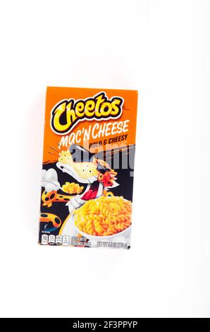 Cheetos Mac & Cheese – boîte à pâtes aux saveurs audacieuses et cheesy Mélanger Banque D'Images