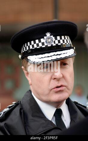 LE NOUVEAU COMMISSAIRE DE POLICE MÉTROPOLITAINE SIR IAN BLAIR SUR UN WALKABOUT SUR LE DOMAINE DE FIN DE MONDE À CHELSEA.1/2/05 PILSTON Banque D'Images