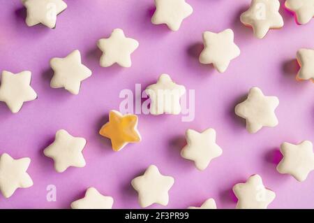 Fond de bonbons en gelée en forme d'étoile. Étoiles de marmelade de fruits sur fond rose Uni. Vue de dessus. Banque D'Images