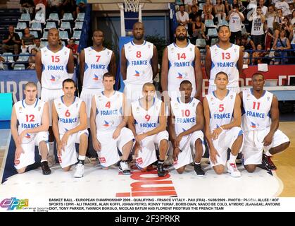 BASKET BALL - CHAMPIONNAT EUROPÉEN 2009 - QUALIFICATION - FRANCE V ITALIE - PAU (FRA) - 14/08/2009 - PHOTO : PASCAL ALLEE / SPORTS CHAUDS / DPPI - ALI TRAORE, ALAIN KOFFI, JOHAN PETRO, RONNY TURIAF, BORIS DIAW, NANDO BE COLO, AYMERIC JEANNEAU, ANTOINE DIOT, TONY PARKER, YANNICK BOKOLO, NICOLAS BATUM ANS FLORENT PIEDTRUS L'ÉQUIPE FRANÇAISE Banque D'Images