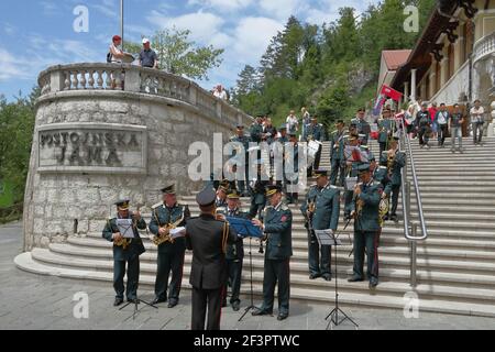 Postojna, Slovénie - 26 juin 2011 : escalier avec orchestre devant l'entrée de la grotte 'Postojnska jama' Banque D'Images