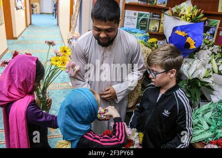 Christchurch, Nouvelle-Zélande. 15 mars 2021. Un homme distribue des bonbons aux enfants qui sont allés à la mosquée Al-Noor pour donner des fleurs.des enfants de deux familles sont allés à la mosquée Al-Noor pour placer des fleurs et les donner aux gens pendant le 2ème anniversaire des attaques en 2019 qui ont fait 41 morts à l'Al-Noor Mosquée et 10 morts au Centre islamique de Linwood et 40 blessés. L'attaquant a été emprisonné en août dernier à vie sans libération conditionnelle, la première personne à être emprisonnée à ces conditions dans l'histoire de la Nouvelle-Zélande. (Photo par Adam Bradley/SOPA Images/Sipa USA) crédit: SIPA USA/Alay Live News Banque D'Images