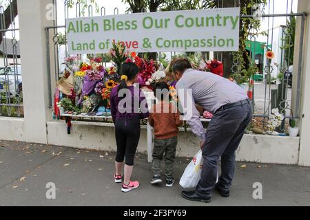 Christchurch, Nouvelle-Zélande. 15 mars 2021. Un homme et ses enfants placent des fleurs en hommage à l'extérieur de la mosquée Al-Noor.des enfants de deux familles sont allés à la mosquée Al-Noor pour y déposer des fleurs et les donner aux gens pendant le 2ème anniversaire des attaques en 2019 qui ont fait 41 morts à la mosquée Al-Noor et 10 Mort au Centre islamique de Linwood et 40 blessés. L'attaquant a été emprisonné en août dernier à vie sans libération conditionnelle, la première personne à être emprisonnée à ces conditions dans l'histoire de la Nouvelle-Zélande. (Photo par Adam Bradley/SOPA Images/Sipa USA) crédit: SIPA USA/Alay Live News Banque D'Images