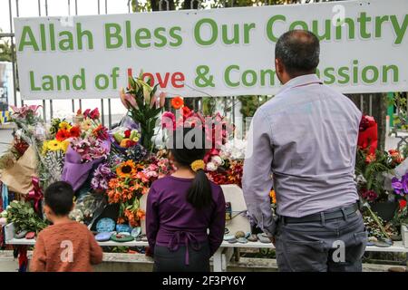 Christchurch, Nouvelle-Zélande. 15 mars 2021. Un homme et ses enfants placent des fleurs en hommage à l'extérieur de la mosquée Al-Noor.des enfants de deux familles sont allés à la mosquée Al-Noor pour y déposer des fleurs et les donner aux gens pendant le 2ème anniversaire des attaques en 2019 qui ont fait 41 morts à la mosquée Al-Noor et 10 Mort au Centre islamique de Linwood et 40 blessés. L'attaquant a été emprisonné en août dernier à vie sans libération conditionnelle, la première personne à être emprisonnée à ces conditions dans l'histoire de la Nouvelle-Zélande. (Photo par Adam Bradley/SOPA Images/Sipa USA) crédit: SIPA USA/Alay Live News Banque D'Images