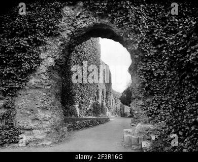 READING ABBEY, Reading Abbey, Berkshire. Les ruines de l'entrée du cloître est en regardant vers le sud. L'abbaye a été fondée par le roi Henry I en 1121. Banque D'Images