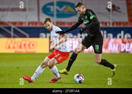 Ratisbonne, Allemagne. 17 mars 2021. Football : 2. Bundesliga, Jahn Regensburg - SpVgg Greuther Fürth, Matchday 25. Branimir Hrgota de Fürth (r) et Benedikt Gimber de Regensburg se battent pour le ballon. Crédit : Armin Weigel/dpa - REMARQUE IMPORTANTE : Conformément aux règlements de la DFL Deutsche Fußball Liga et/ou de la DFB Deutscher Fußball-Bund, il est interdit d'utiliser ou d'avoir utilisé des photos prises dans le stade et/ou du match sous forme de séquences et/ou de séries de photos de type vidéo./dpa/Alay Live News Banque D'Images