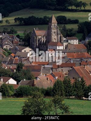 Les toits de la commune de Saint-Seine-l'Abbaye dans le département de la Côte-d'Or de l'est de la France. Banque D'Images