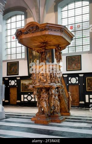 Chaire baroque (1200) dans l'église Saint-Jacques, construite en 1200, Bruges, Belgique, autrefois un lieu d'arrêt pour les pèlerins en chemin vers Saint-Jacques-de-Compostelle Banque D'Images