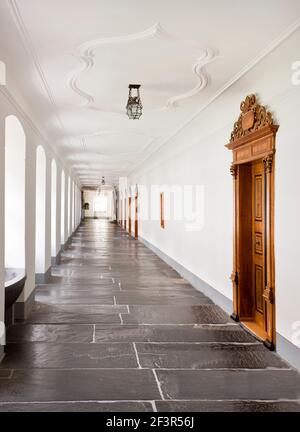 Couloir dans l'abbaye d'Engelberg, monastère bénédictin d'Engelberg, Suisse. Fondée en 1120, elle a été détruite par un incendie en 1729 mais reconstruite. Banque D'Images