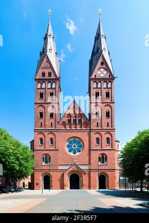 Façade ouest de la cathédrale Sainte-Marie, nouvelle cathédrale de Hambourg construite en 1893 selon les dessins d'Arnold Guldenpfennig, dans le style néo-roman, comme le Cathol Banque D'Images