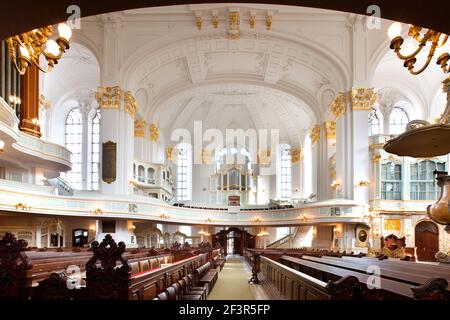 Vue intérieure au nord de l'orgue de concert construit en 1914 par Marcussen et son, à l'église St Michaelis, Hambourg, Allemagne Banque D'Images