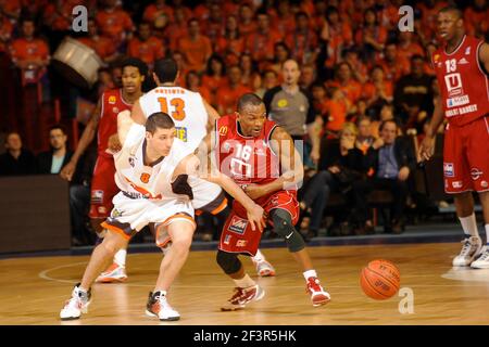 BASKETBALL - CHAMPIONNAT DE FRANCE 2009/2010 - PRO A - LE MANS V CHOLET - LE MANS (FRA) - 17/04/2010 - JOHN LINEHAN (CB) / ANTOINE DIOT (MSB) PHOTO : PASCAL ALLEE / SPORTS CHAUDS / DPPI Banque D'Images