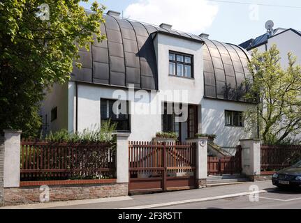 Clôture en osier, façade en stuc blanc lisse, toit rond d'un quart, maison Art Nouveau Steiner, Adolf Loos, Vienne, Autriche Banque D'Images