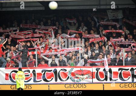 FOOTBALL - CHAMPIONNAT DE FRANCE 2009/2010 - L2 - STADE BRESTOIS V FC TOURS - 30/04/2010 - PHOTO PASCAL ALLEE / DPPI - FANS BREST Banque D'Images