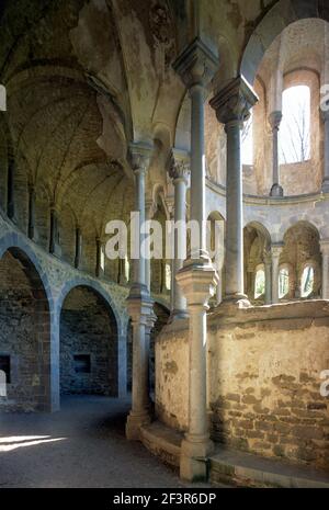 Intérieur des ruines de l'abbaye d'Heisterbach en Rhénanie-du-Nord-Westphalie, Allemagne. Banque D'Images
