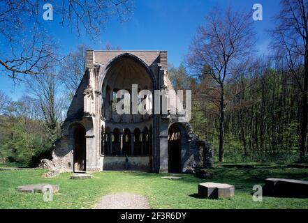 Vue vers la chorale dans les ruines de l'abbaye d'Heisterbach en Rhénanie-du-Nord-Westphalie, Allemagne. Banque D'Images