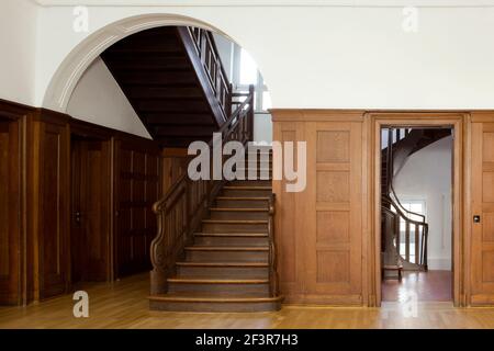 Intérieur lambrissé à côté de l'escalier des serviteurs à l'intérieur de l'ancienne usine de zinc d'Altenberg, maintenant en dehors du Musée industriel de Rhénanie à Oberhausen, Banque D'Images