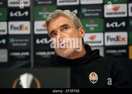 Kiev, Ukraine. 17 mars 2021. Kiev, UKRAINE - 17 MARS 2021 - l'entraîneur en chef du FC Shakhtar Donetsk Luis Casto est vu lors de la conférence de presse avant le Round de l'UEFA Europa League de 16 2ème match contre A.S. Roma au NSC Olimpiyski, Kiev, capitale de l'Ukraine crédit: UKRINFORM/Alay Live News Banque D'Images