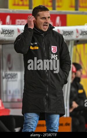 Ratisbonne, Allemagne. 17 mars 2021. Football : 2. Bundesliga, Jahn Regensburg - SpVgg Greuther Fürth, Matchday 25. L'entraîneur Mersad Selimbegovic de Ratisbonne est sur la touche. Crédit : Armin Weigel/dpa - REMARQUE IMPORTANTE : Conformément aux règlements de la DFL Deutsche Fußball Liga et/ou de la DFB Deutscher Fußball-Bund, il est interdit d'utiliser ou d'avoir utilisé des photos prises dans le stade et/ou du match sous forme de séquences et/ou de séries de photos de type vidéo./dpa/Alay Live News Banque D'Images