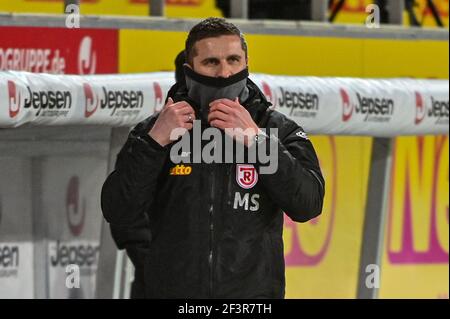 Ratisbonne, Allemagne. 17 mars 2021. Football : 2. Bundesliga, Jahn Regensburg - SpVgg Greuther Fürth, Matchday 25. L'entraîneur Mersad Selimbegovic de Ratisbonne est sur la touche. Crédit : Armin Weigel/dpa - REMARQUE IMPORTANTE : Conformément aux règlements de la DFL Deutsche Fußball Liga et/ou de la DFB Deutscher Fußball-Bund, il est interdit d'utiliser ou d'avoir utilisé des photos prises dans le stade et/ou du match sous forme de séquences et/ou de séries de photos de type vidéo./dpa/Alay Live News Banque D'Images