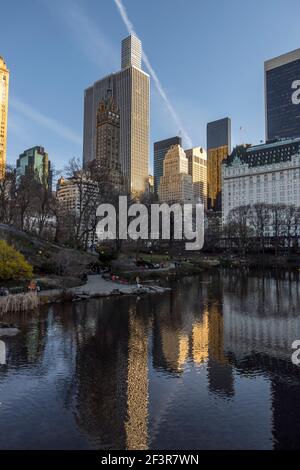 L'étang et les gratte-ciels surplombant Central Park, New York, New York Banque D'Images