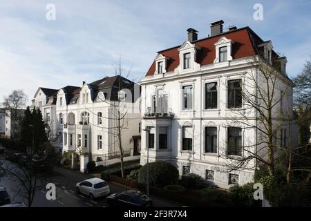 Vue sur les maisons de ville isolées à Mulheim an der Ruhr, Rhénanie-du-Nord-Westphalie, Allemagne. Banque D'Images