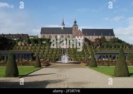 Paysage du jardin de la terrasse menant à l'abbaye de Kamp, un monastère fondé en 1123 à Kamp-Lintfort, en Allemagne Banque D'Images