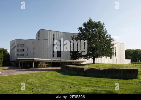 Grand arbre dans jardin paysagé en face du théâtre Aalto (Opéra) conçu par Alvar Aalto en 1959 situé à Essen, Allemagne Banque D'Images