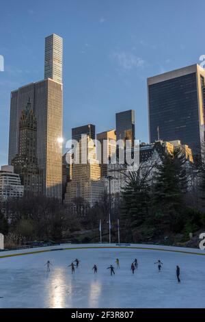 Gratte-ciels surplombant Central Park, avec patinoire Wollman en premier plan à New York, New York Banque D'Images