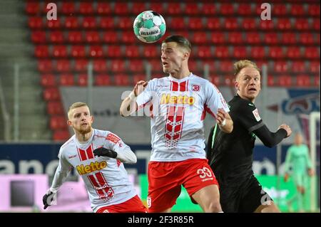 Ratisbonne, Allemagne. 17 mars 2021. Football : 2. Bundesliga, Jahn Regensburg - SpVgg Greuther Fürth, Matchday 25. Jan Elvedi de Regensburg (M) devant Havard Nielsen de Fürth (r) et Jan-Niklas Beste de Regensburg dans un duel d'en-tête. Crédit : Armin Weigel/dpa - REMARQUE IMPORTANTE : Conformément aux règlements de la DFL Deutsche Fußball Liga et/ou de la DFB Deutscher Fußball-Bund, il est interdit d'utiliser ou d'avoir utilisé des photos prises dans le stade et/ou du match sous forme de séquences et/ou de séries de photos de type vidéo./dpa/Alay Live News Banque D'Images