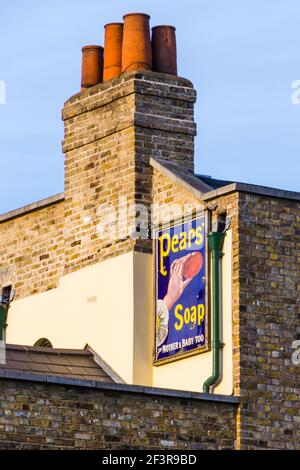 Un vieux palissade publicitaire pour le savon de Pears à l'extrémité pignon d'un bâtiment à Highgate Village, Londres, Royaume-Uni Banque D'Images