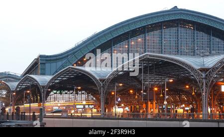 1894, davor moderne Bahnsteig¸berdachung von Busmann & Haberer mit einfahrendem Zug, Kˆln, Hauptbahnhof Banque D'Images