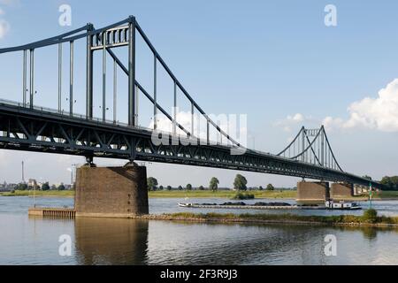 Krefeld-Uerdinger BR¸cke zwischen dem Krefelder Stadtteil Uerdingen und dem Duisburger Stadtteil M¸ndelheim, 1936 eingeweiht, Blick von der Krefelder Banque D'Images