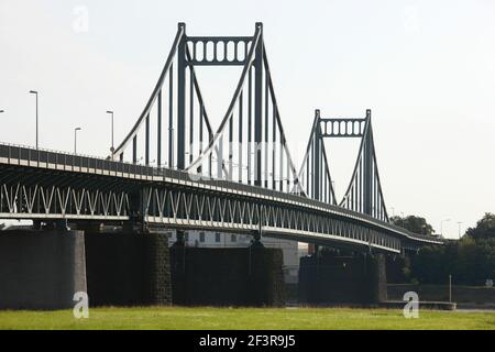 Krefeld-Uerdinger BR¸cke zwischen dem Krefelder Stadtteil Uerdingen und dem Duisburger Stadtteil M¸ndelheim, 1936 eingeweiht, Blick von der Duisburger Banque D'Images