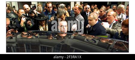 Les stars de cinéma Jean Claude van Damme et Sir John Mills étaient sur place pour présenter une plaque bleue en l'honneur de John Lenon sur l'ancien bâtiment Apple Records à Baker Street, Londres, où les Beatles jouaient un concert sur le toit. photo David Sandison 27/4/2003 Banque D'Images