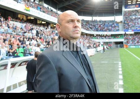 FOOTBALL - CHAMPIONNAT DE FRANCE 2010/2011 - L1 - STADE RENNAIS V LILLE OSC - 07/08/2010 - PHOTO PASCAL ALLEE / DPPI - FRÉDÉRIC ANTONETTI (ENTRAÎNEUR DE RENNES) Banque D'Images