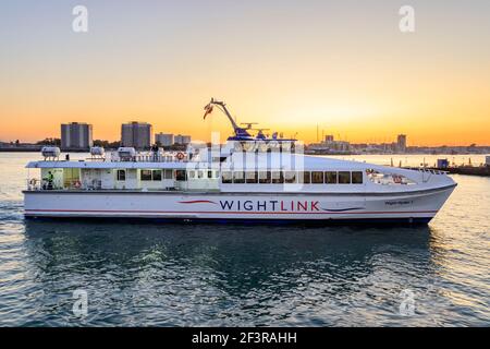 Le ferry passager Wightlink entrant dans le port de Portsmouth, Hampshire, Royaume-Uni Banque D'Images