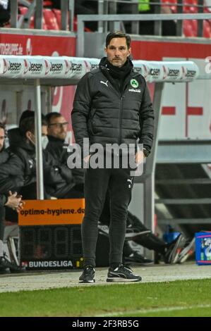 Ratisbonne, Allemagne. 17 mars 2021. Football : 2. Bundesliga, Jahn Regensburg - SpVgg Greuther Fürth, Matchday 25. L'entraîneur Stefan Leitl de Fürth est sur la touche. Crédit : Armin Weigel/dpa - REMARQUE IMPORTANTE : Conformément aux règlements de la DFL Deutsche Fußball Liga et/ou de la DFB Deutscher Fußball-Bund, il est interdit d'utiliser ou d'avoir utilisé des photos prises dans le stade et/ou du match sous forme de séquences et/ou de séries de photos de type vidéo./dpa/Alay Live News Banque D'Images